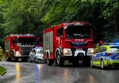 Wypadek rowerzystów na ul. Piastowskiej w Szklarskiej Porębie. Jeden z nich z poważnym urazem głowy trafił do szpitala