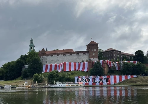 Interwencja policji na Wawelu. Mundurowi wkroczyli podczas jubileuszu Cracovii