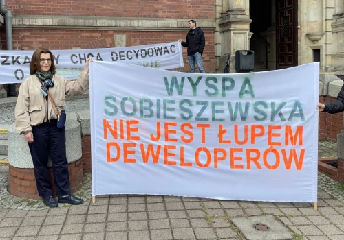 „Wyspa Sobieszewska nie jest łupem deweloperów”. Protest mieszkańców w Gdańsku