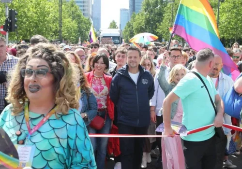 Mężczyźni przebrani za psy, Katarzyna Augustynek i Trzaskowski. Parada LGBT przeszła przez Warszawę
