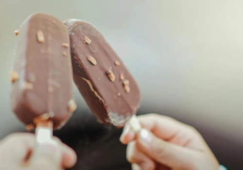 Lody do 100 kcal z Biedronki. Dietetyczka wskazuje, które można jeść na diecie