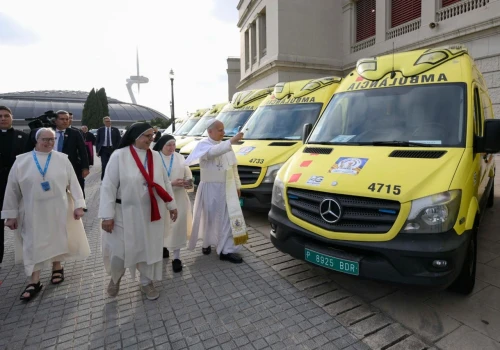 Papież pobłogosławił 31 karetek, które pojadą z Barcelony na Ukrainę