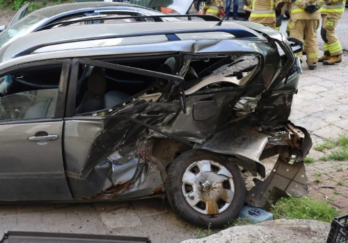Wypił dwa piwa, dojechał pod dom. Kiedy parkował, staranował go kierowca Audi