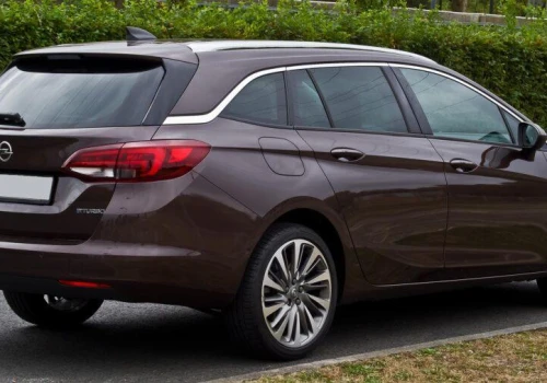 Używany Opel Astra to hit importu samochodów do Polski. Jakich wersji unikać?