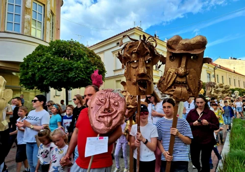 Parada Maszkaronów ponownie na ulicach Tarnowa. Barwny korowód przeszedł przez starówkę