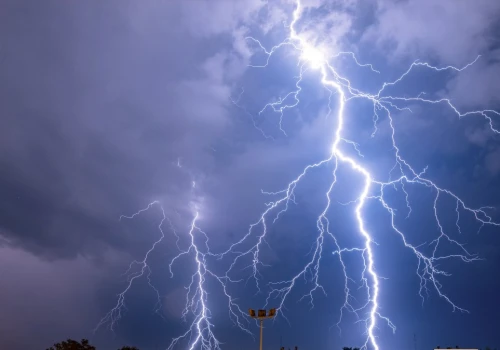Gdzie jest burza? Nawałnice idą przez Polskę, alerty IMGW