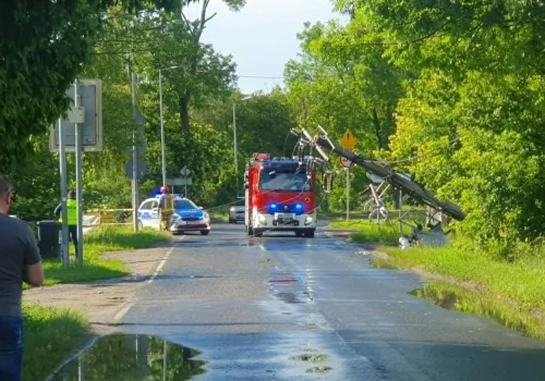 Zniszczony samochód, przewrócona trakcja. Poważne skutki krótkiego zarwania pogody