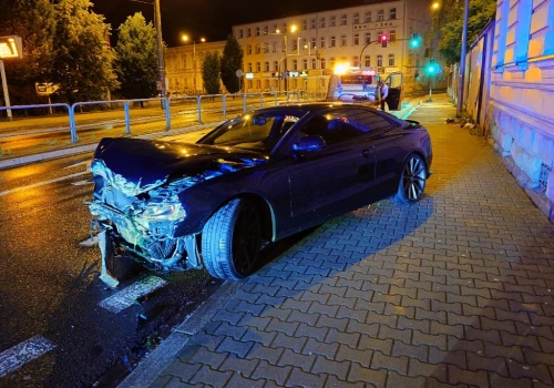 Z ostatniej chwili: Samochód uderzył w budynek. Zdarzenie zauważył operator monitoringu – foto
