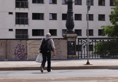 Kiedy można przejść przez jezdnię poza pasami? To mówi Prawo o ruchu drogowym