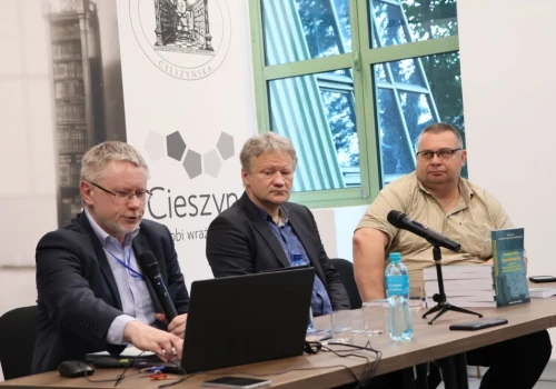 Polscy badacze przeanalizowali sto lat dziejów Zaolzia. Nową publikację naukową omawiano w Książnicy Cieszyńskiej