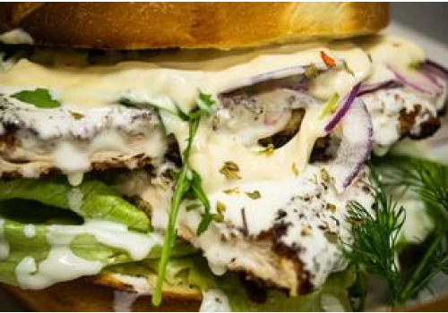 Bez wołowiny, a zajada się nim każdy. Ten burger to hit na kolację