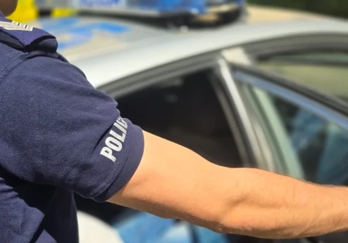 Narkotyki w mercedesie. Kierowca złamał zakazy, pasażer był poszukiwany