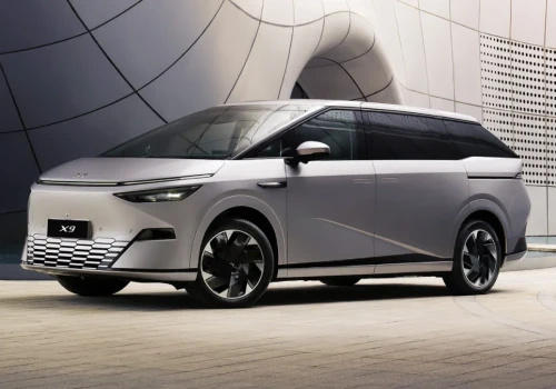 XPENG X9 w Polsce. Elektryczny van premium ma 800 V, 7 miejsc i cenę od 324 900 zł