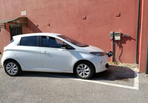 Darmowy prąd do elektryka istnieje. Wystarczy drugi licznik w garażu