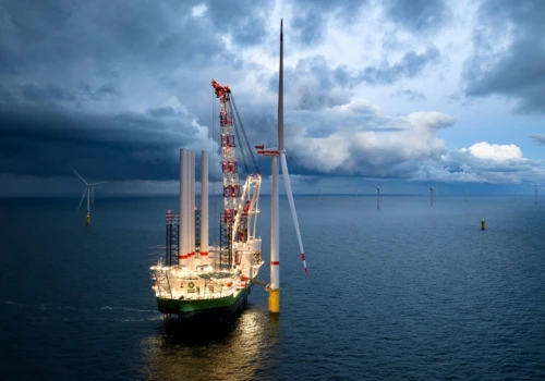 Vestas montuje pierwszą turbinę na morskiej farmie wiatrowej Nordseecluster w Niemczech