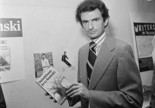 Niezwykła historia Jerzego Kosińskiego. Uwielbiany w USA, miażdżony w Polsce