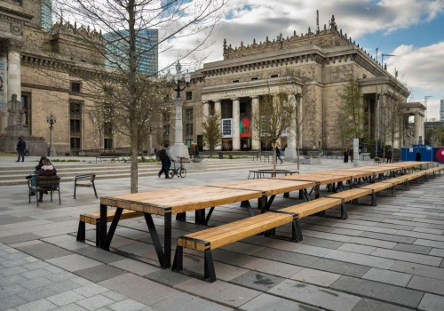 25-metrowy stół wrócił pod Pałac Kultury i Nauki