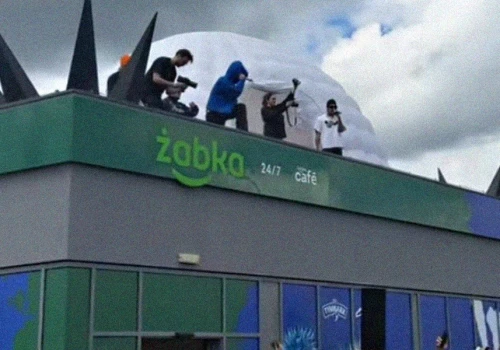 Oki zagrał koncert na dachu Żabki