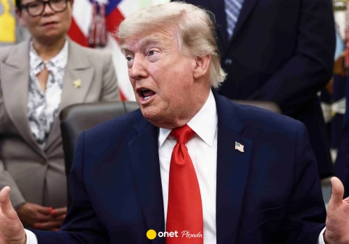 Mowa ciała Donalda Trumpa go zdradza. Ekspert: coraz trudniej trzyma się w ryzach