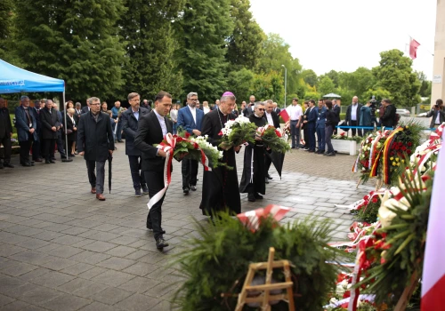 Bp Roman Pindel o pierwszej deportacji Polaków do Auschwitz: służyli Ojczyźnie i ludziom