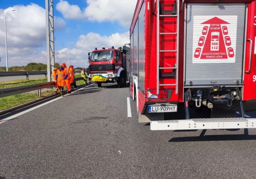 Na ekspresówce Lublin – Warszawa samochód uderzył w bariery. Interweniowały służby ratunkowe