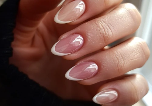 Ten manicure będzie hitem na plażach w 2026 roku. Efekt syrenki wraca w wielkim stylu