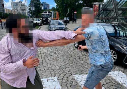 Atak na kierującego autem przewozu osób. Agresor użył pałki teleskopowej. Został zatrzymany