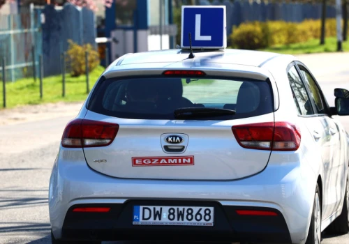 Jaki wiek na prawo jazdy? Nie zawsze trzeba czekać do osiemnastki