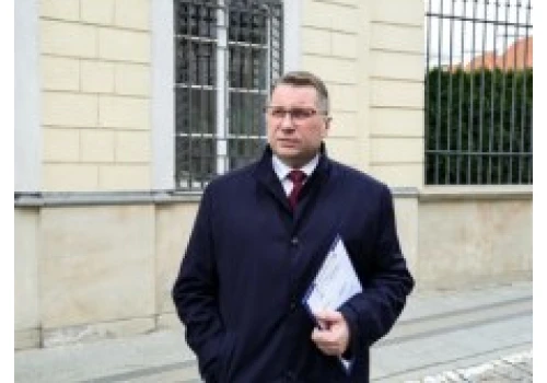 Wypadek z udziałem auta, w którym był Przemysław Czarnek. Jedna osoba trafia do szpitala