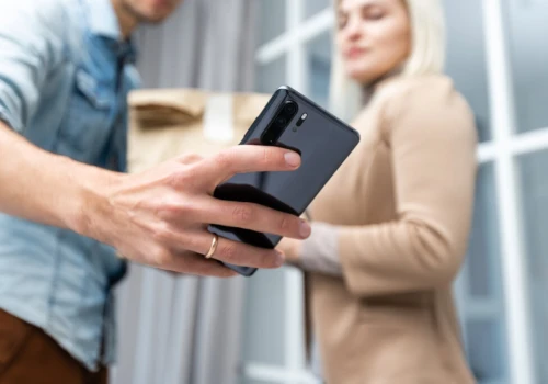 Telefon powystawowy czy odnowiony – czym się różnią?