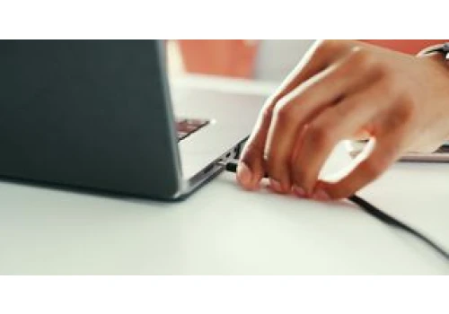 Kiedy odłączyć laptopa od zasilacza. Wielu o tym nie wie