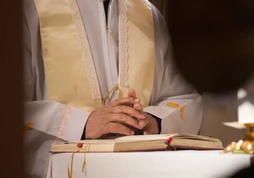 Znany ksiądz dostał pytanie o mszę. Stanowczo pouczył internautkę