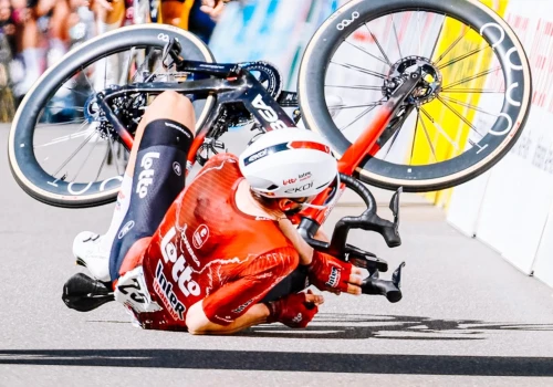 GP Gippingen 2026: Liam Slock ogrywa rywali i przecina linię mety upadając