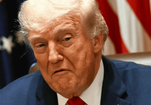 Sekret koloru twarzy Donalda Trumpa rozwiązany. Dlatego jest pomarańczowa