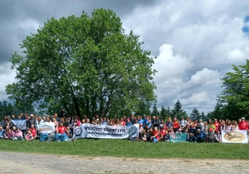 200 uczestników i 700 litrów odpadów. Finał akcji „Sprzątamy Beskidy z PTT 2026” na Magurce Wilkowickiej