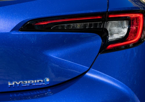 Wymiana baterii w hybrydzie Toyoty – ile kosztuje w 2026 roku?