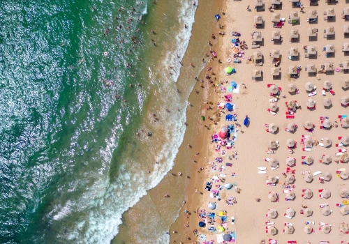 Zakaz parasoli na włoskiej plaży. Powodem pożar i problemy z ewakuacją