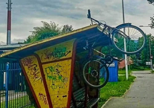 Jelenia Góra krainą cudów. Przystanek ozdobiony rowerem