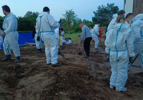 Policja zakończyła czynności w Lutoryżu. Tak wyglądała ich praca z bliska