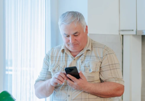 Senior powinien mieć te numery zawsze pod ręką. Mogą uratować życie
