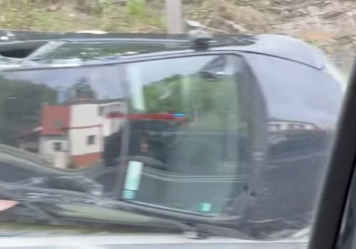 DĘBOWINA. Auto przewróciło się na bok na DK8. Kierująca trafiła pod opiekę ratowników