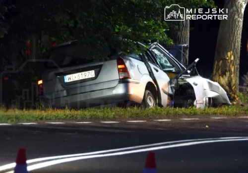 Śmiertelny wypadek pod Warszawą. Ford rozbił się na drzewie. Nie żyje kierująca