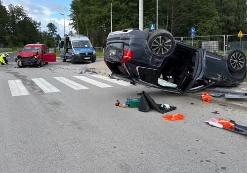 Groźny wypadek w Jasionce. Volvo dachowało po zderzeniu z Volkswagenem. Dziecko w szpitalu