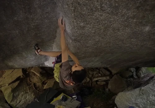 Katie Lamb na topie „Seven” 8B+ (8B+/C) w Squamish