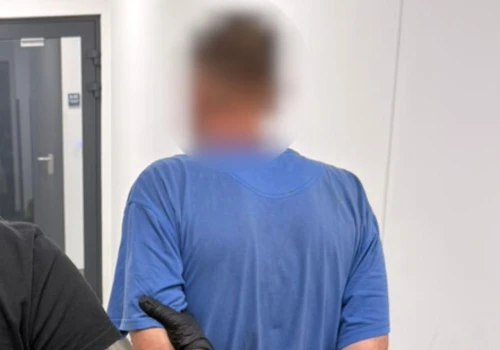 Pod Warszawą zrobiło się bardzo groźnie. 60-latek groził sąsiadowi siekierą i podpaleniem domu