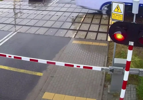 Dramatyczna sytuacja na przejeździe kolejowym. Fiat wjechał na tory pod opuszczające się rogatki