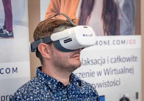 Symulator starości i rękawice stymulujące drżenie rąk na wrocławskiej imprezie