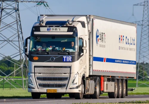 Volvo FH z chińskiej firmy nieopodal polskiej granicy – europejska marka i konfiguracja