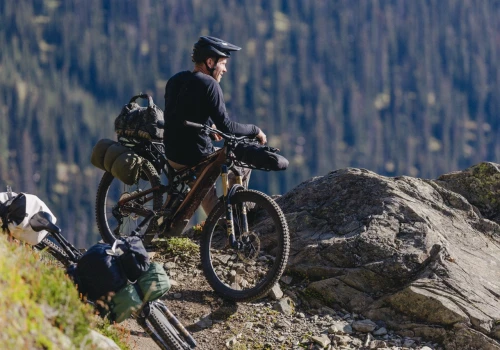 E-bike na biwak, szlak i zakupy? Specialized ma odpowiedź, choć trudno nazwać ją tanią