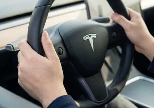 Tak oszukują Autopilota od Tesli w Chinach. Proste i głupie, ale działa!